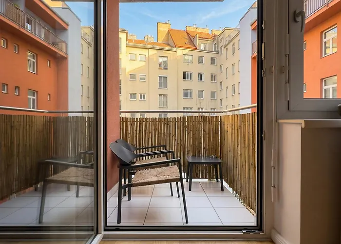 9-min To Center, 1br &1lr With Balcony, Tv & Wifi *