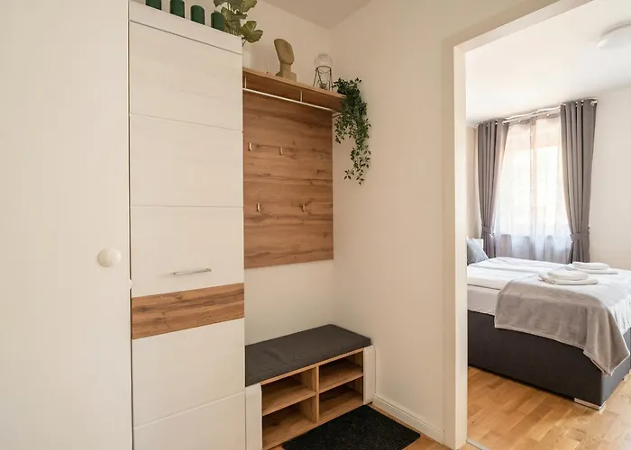 9-min To Center, 1br &1lr With Balcony, Tv & Wifi